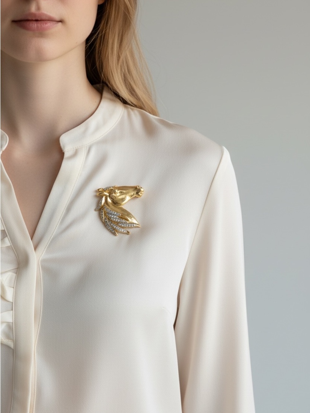 10/7 Elegant Gold Horse Head Brooch with Crystal Accents